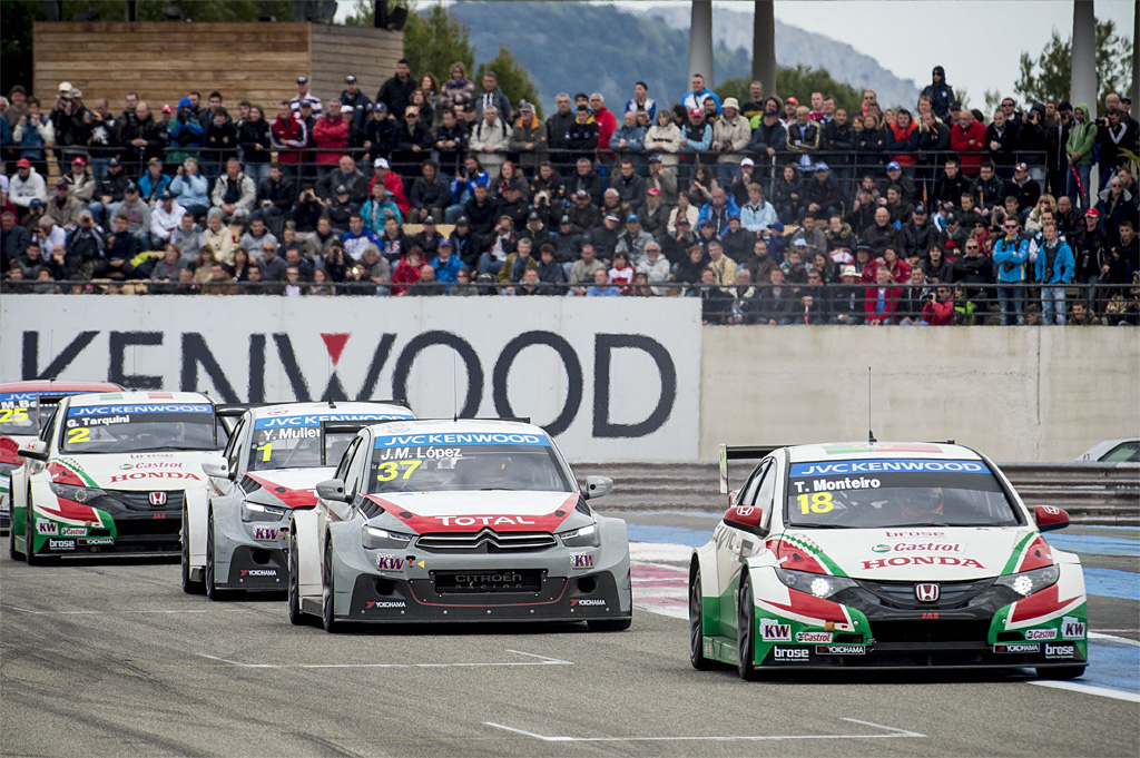Monteiro (Honda) fører Race 2 foran López og Muller (begge i Citroën) og Tarquini (Honda).
(Foto: Gripping Media ApS)